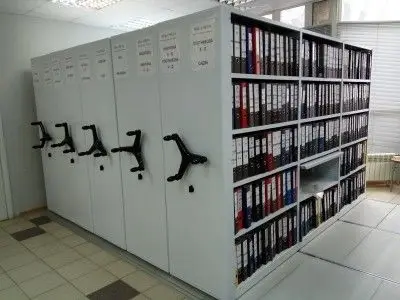 передвижной стеллаж с фальшполом.jpg передвижной стеллаж с фальшполом